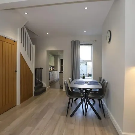 Luxury House Near Center Hospital &superstore Apartment